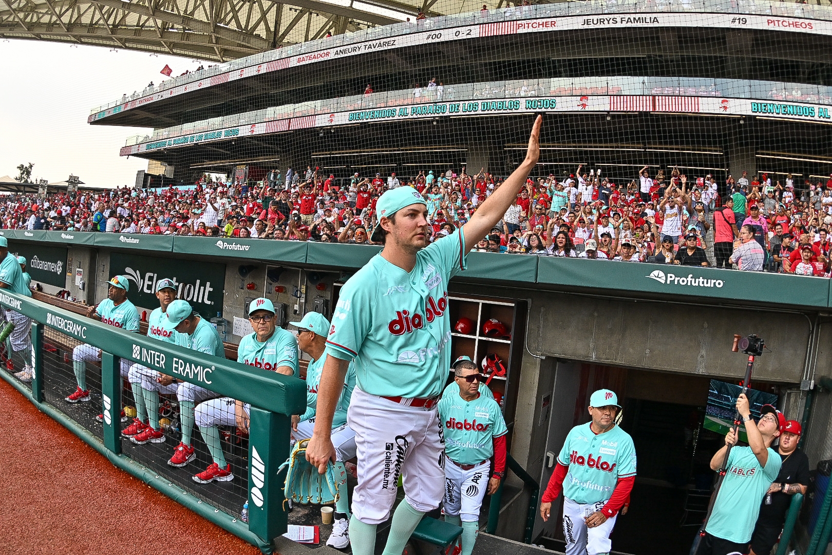 CON JOYA DE TREVOR BAUER, DIABLOS LE GANA LA SERIE A LOS BRAVOS