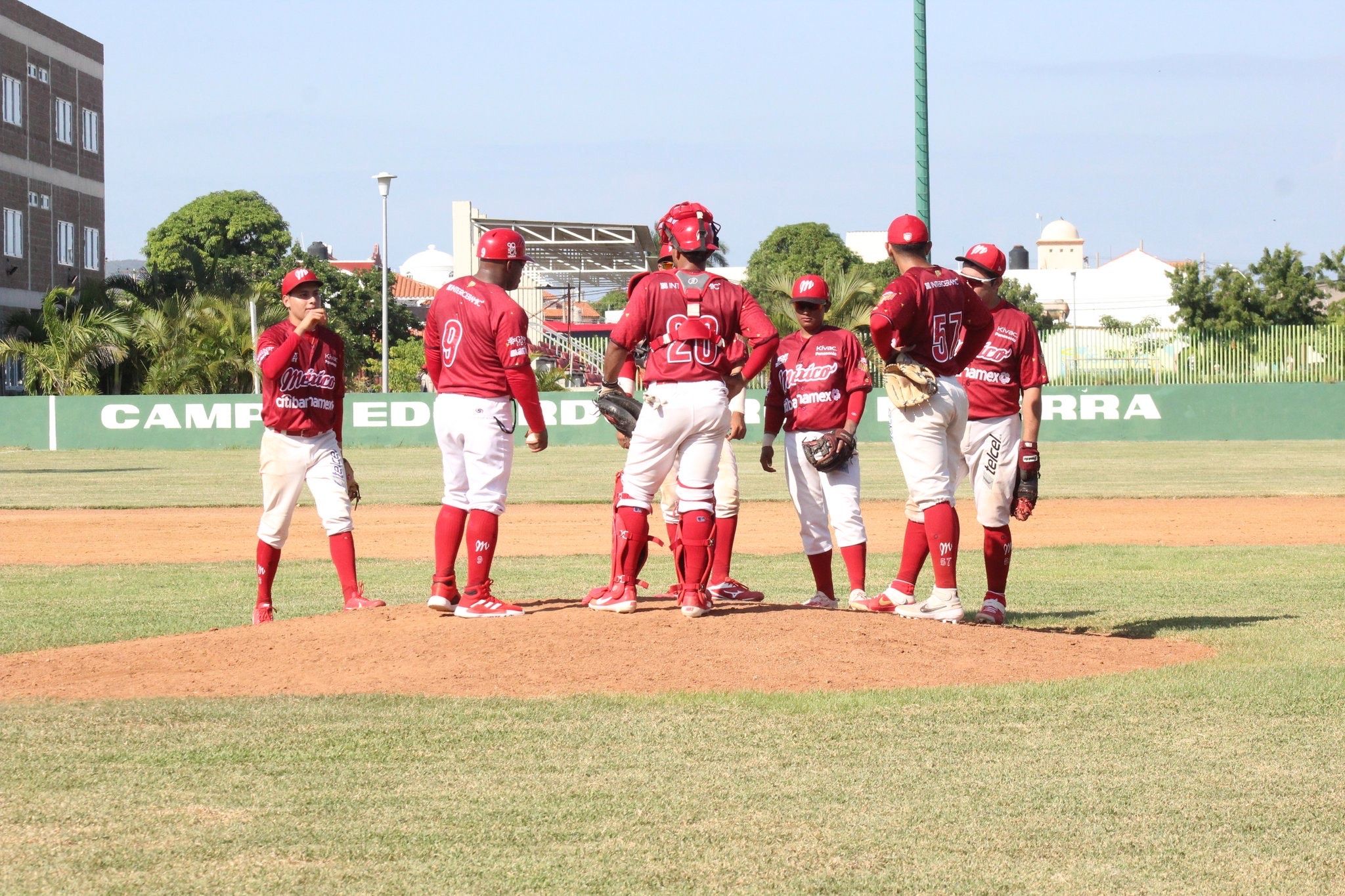 LOS DIABLOS GANAN DUELO DE BATAZOS A OAXACA