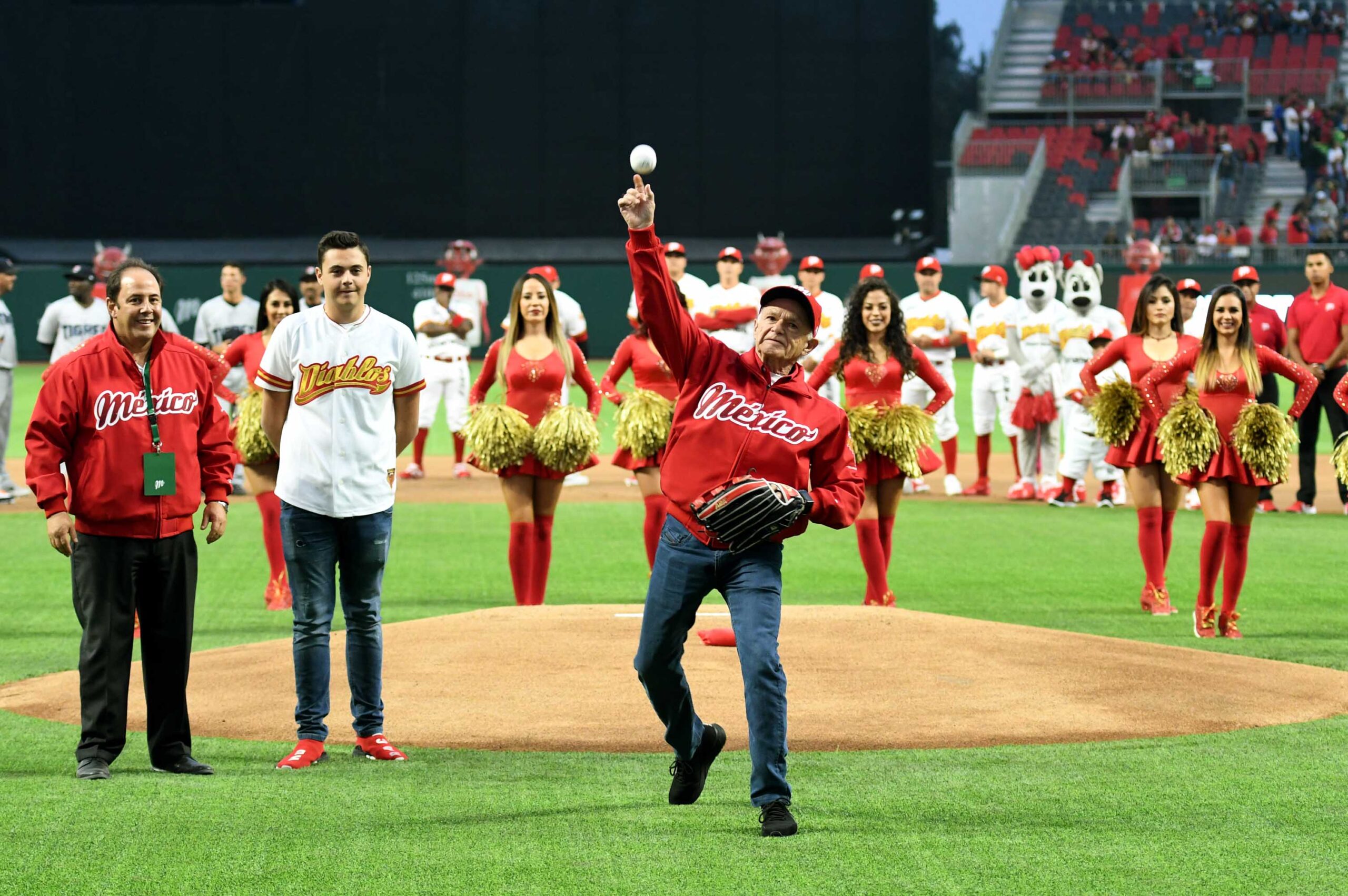 Diablos Rojos del México desea un feliz cumpleaños al Presidente del Consejo, Don Alfredo Harp Helú