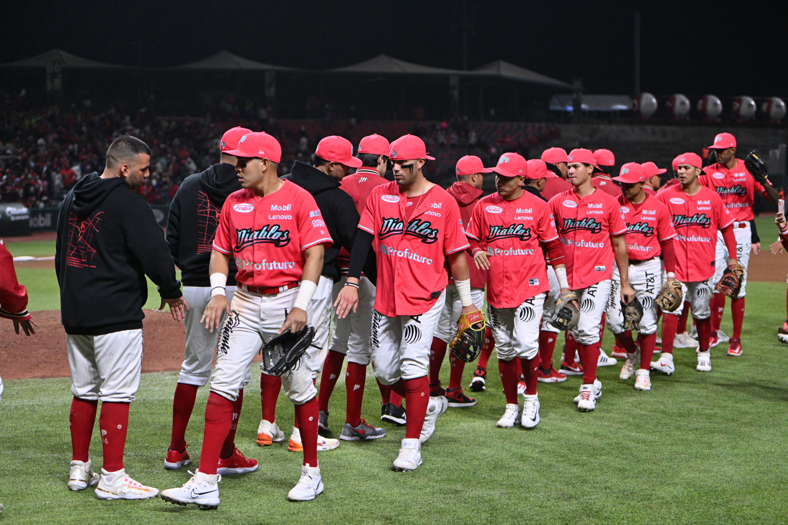 DIABLOS BARRE A MARIACHIS EN EL TRIUNFO 200 DE BOJÓRQUEZ CON LOS DIABLOS