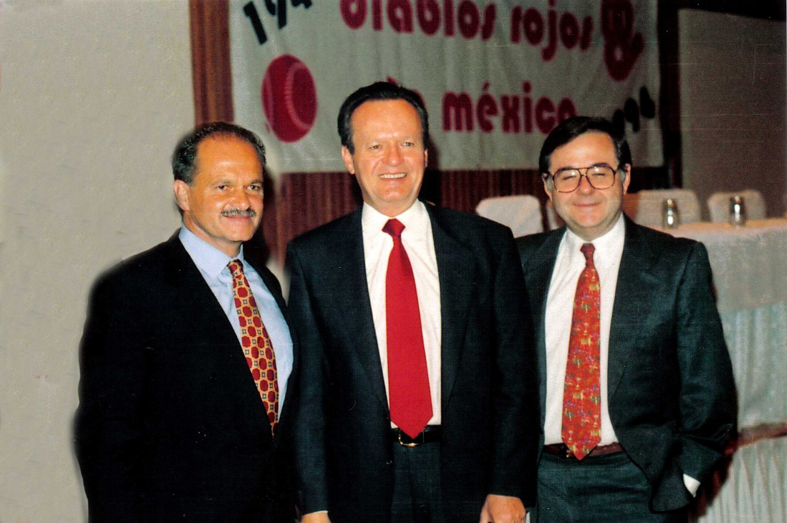UN DÍA COMO HOY DE 1994   SE PRESENTÓ A ALFREDO HARP HELÚ  COMO PROPIETARIO DEL MÉXICO