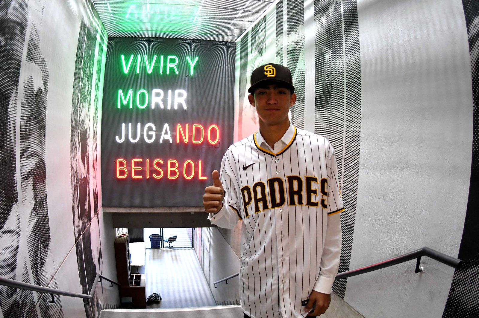 HUMBERTO CRUZ FIRMA CON LOS SAN DIEGO PADRES