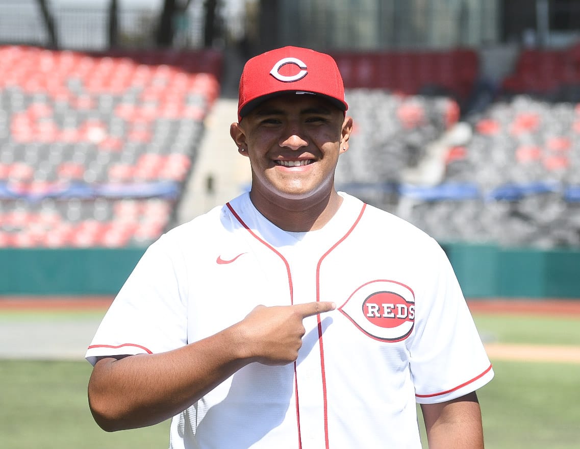 YAEL ROMERO FIRMA CON  LOS ROJOS DE CINCINNATI
