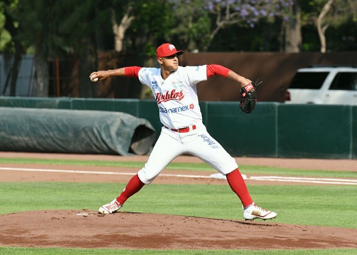 En duelo de serpentinas, Acereros se lleva juego pretemporada 2-0