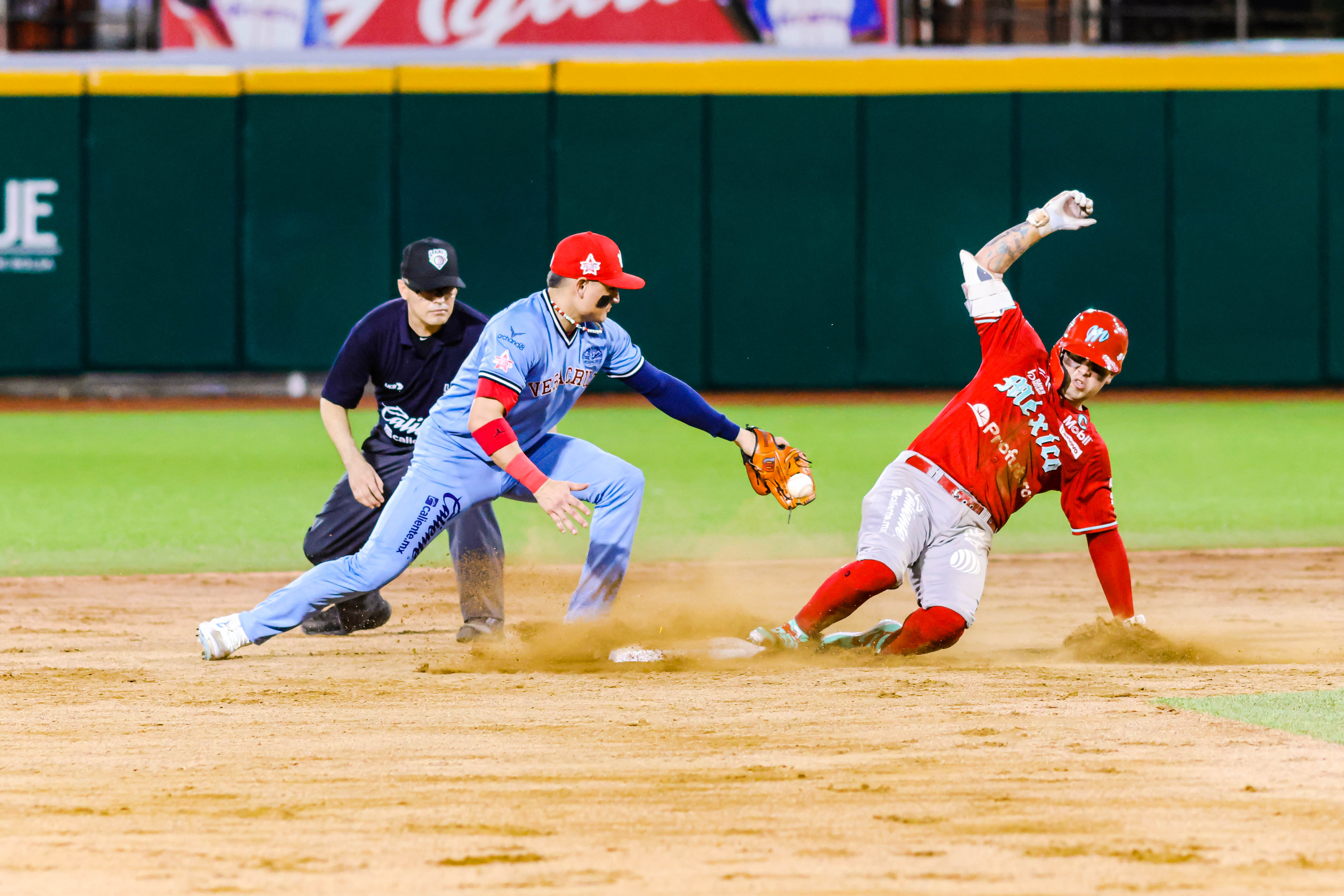 OFENSIVA DE EL ÁGUILA EXPLOTA Y SE LLEVA EL PRIMER JUEGO EN VERACRUZ 