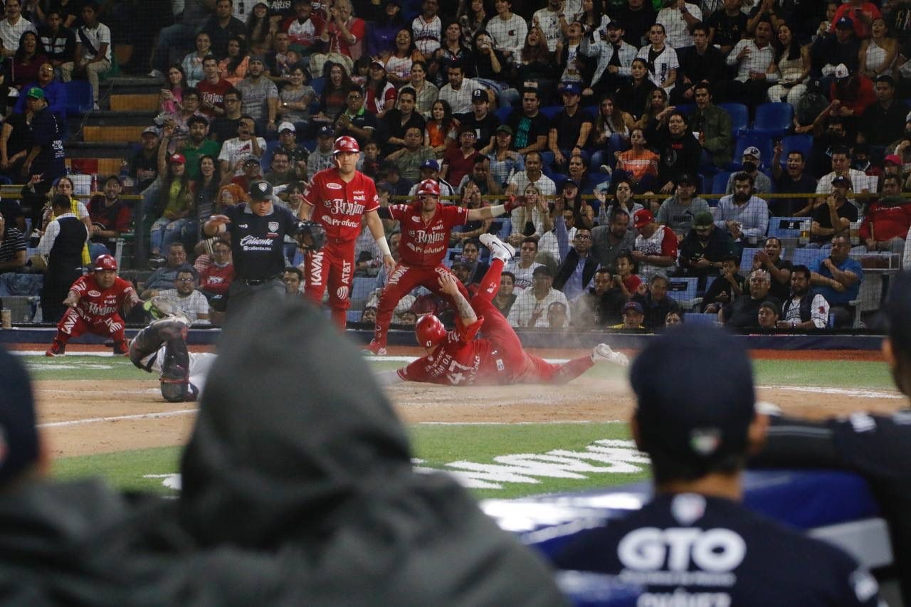 ESTUVO BARATA LA LEÑA EN LEÓN Y EL MÉXICO SE LLEVÓ UNA SERIE MÁS
