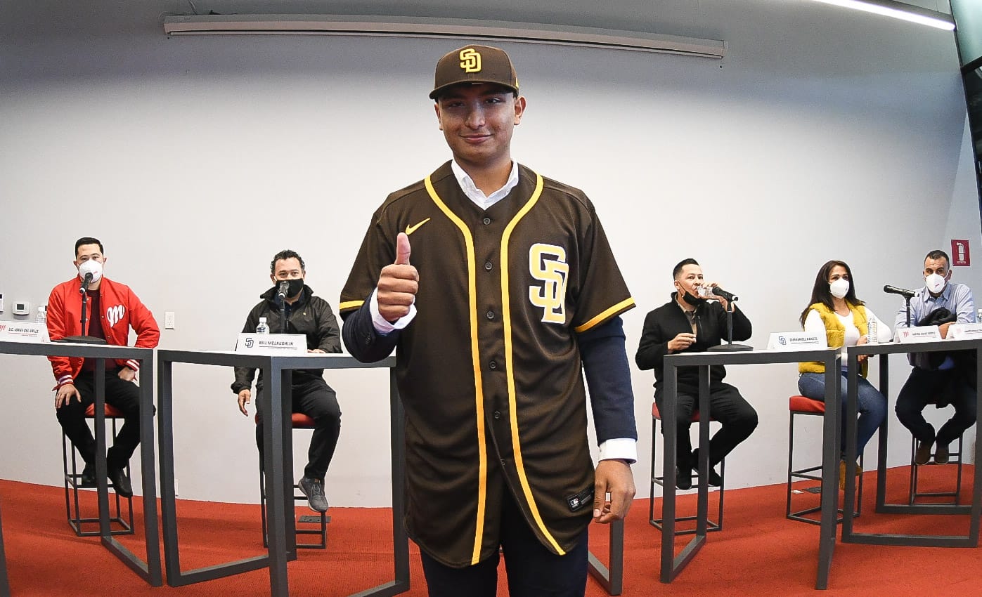 ROSMAN VERDUGO FIRMA CON LOS SAN DIEGO PADRES