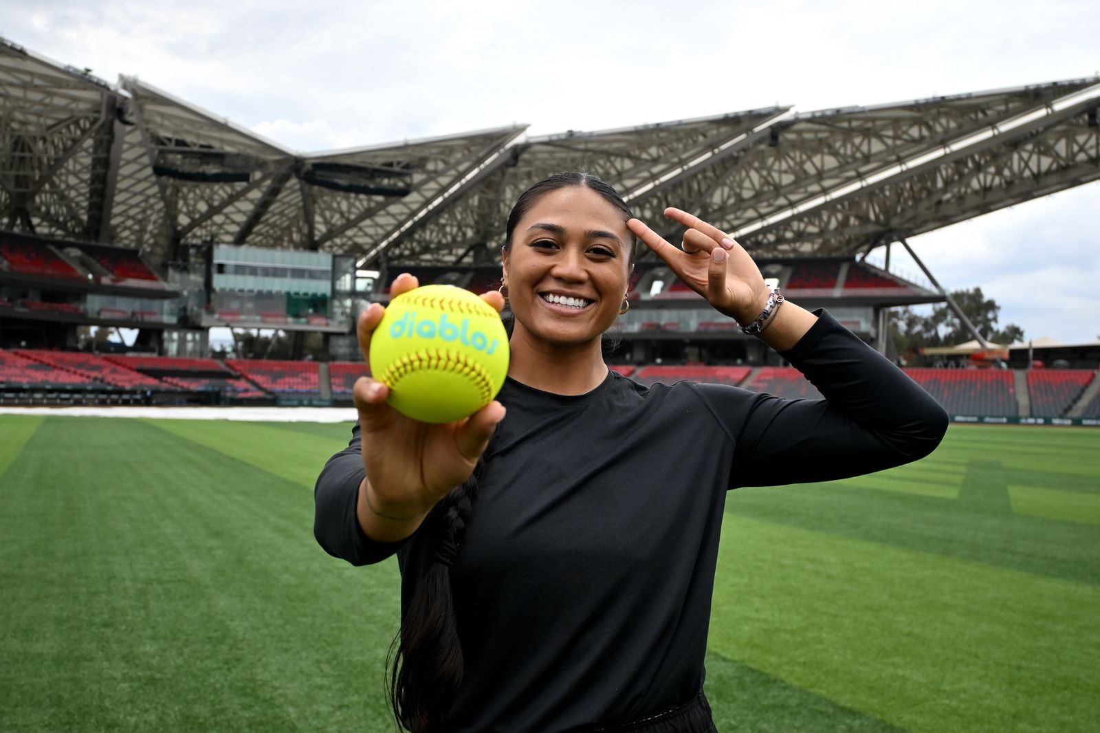 PITCHER MEGAN FARAIMO LLEGA A DIABLOS ROJOS FEMENIL