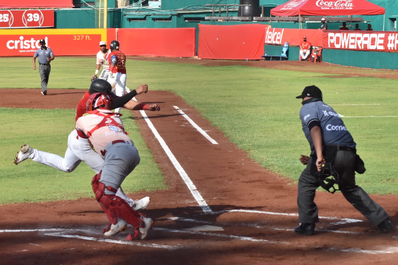 DIABLOS Y PIRATAS DIVIDIERON HONORES EN EL ARRANQUE DE LA ÚLTIMA SERIE DEL ROL REGULAR.