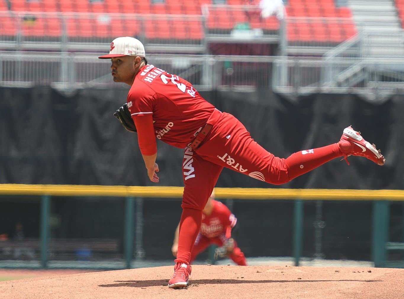 ALEMAO HERNÁNDEZ FIRMA CON WASHINGTON