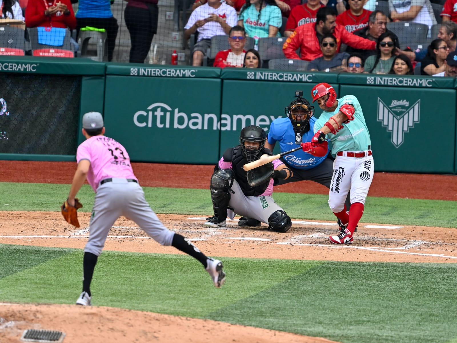 LEONES GANA DUELO SABATINO Y EMPATA LA SERIE 