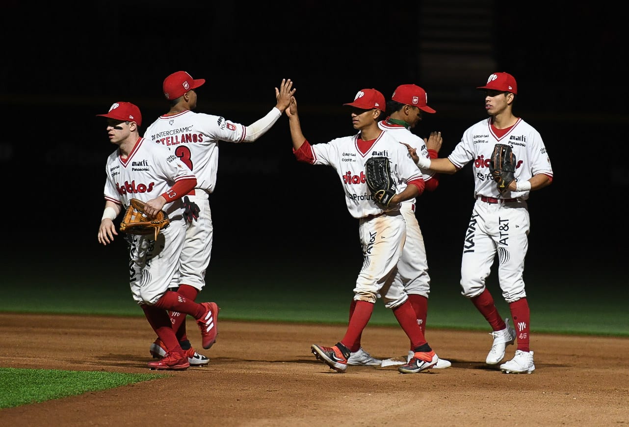 CON OTRA EXPLOSIVA NOCHE,  DIABLOS ASEGURA LA SERIE ANTE PERICOS