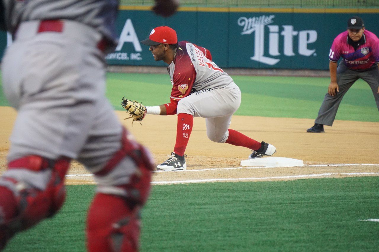 APRETADO DUELO EL TERCERO DE LA SERIE ENTRE EL MÉXICO Y LAREDO