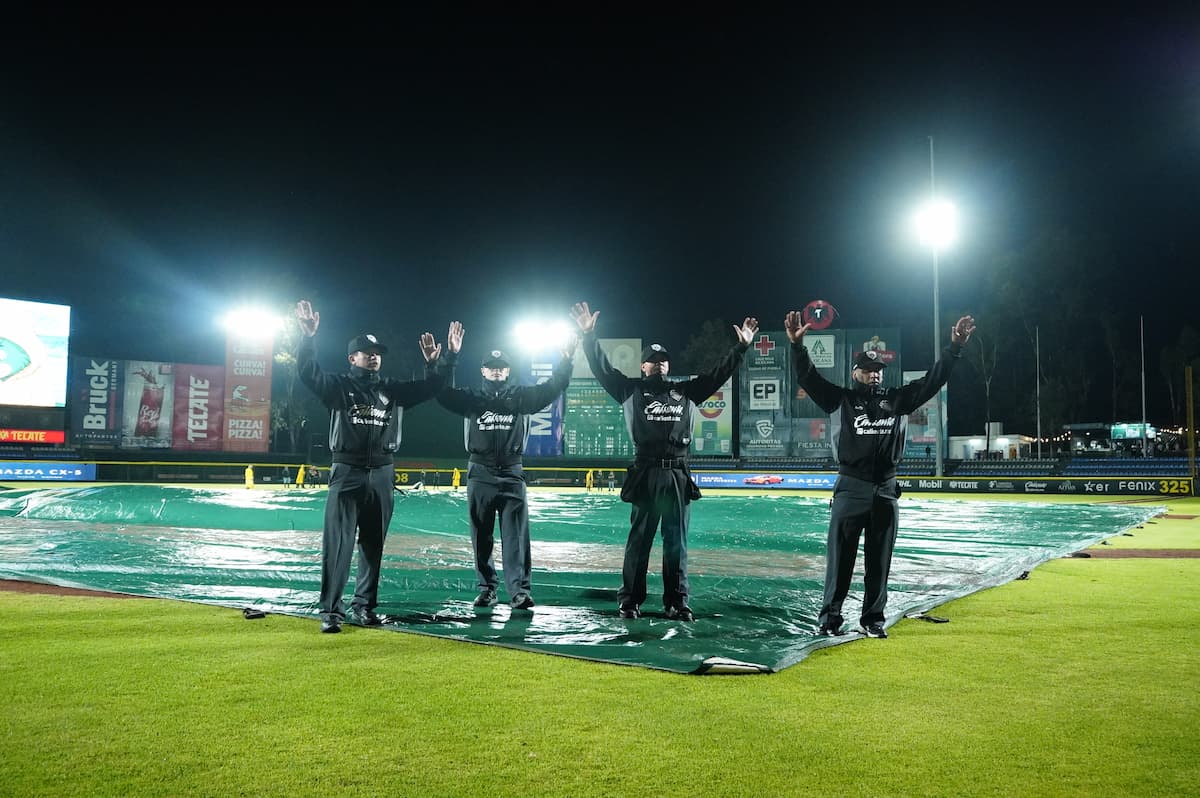 PERICOS GANA PRIMERO EN JUEGO RECORTADO POR LLUVIA
