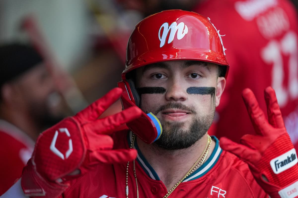 Julián Ornelas se convierte en el primer bateador mexicano en la historia de los Diablos Rojos en unirse al club del 20-20 en jonrones y bases robadas